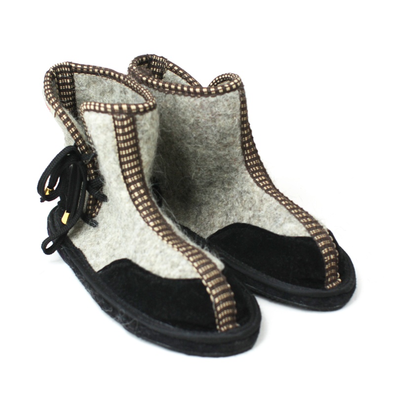 Тапочки с закрытым задником со шнурком серые