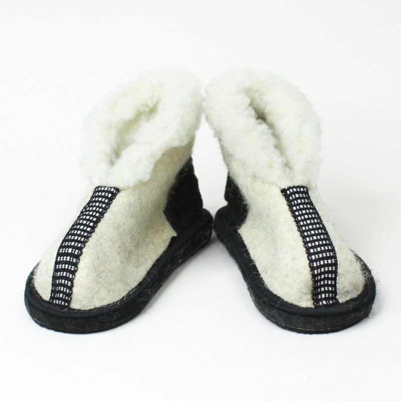 Тапочки с закрытым задником, отороченные мехом белые